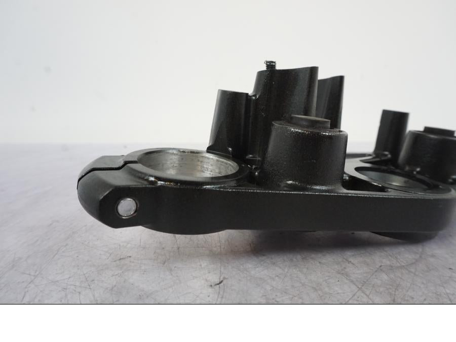 Snett nerifrån på Gaffelkrona från en Kawasaki ER-6F -2010 motorcykel.