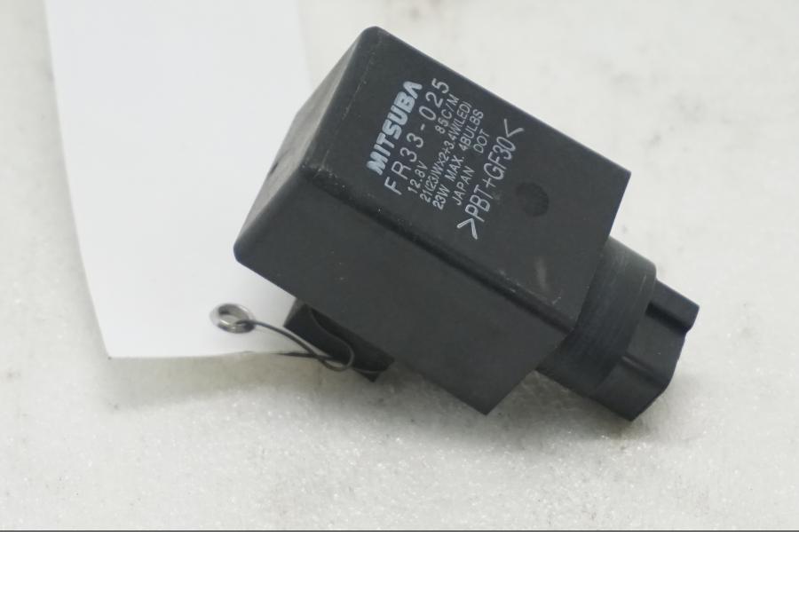 Framsidan på Blinkersrelä från en Honda CBR 500 R -2013 motorcykel.