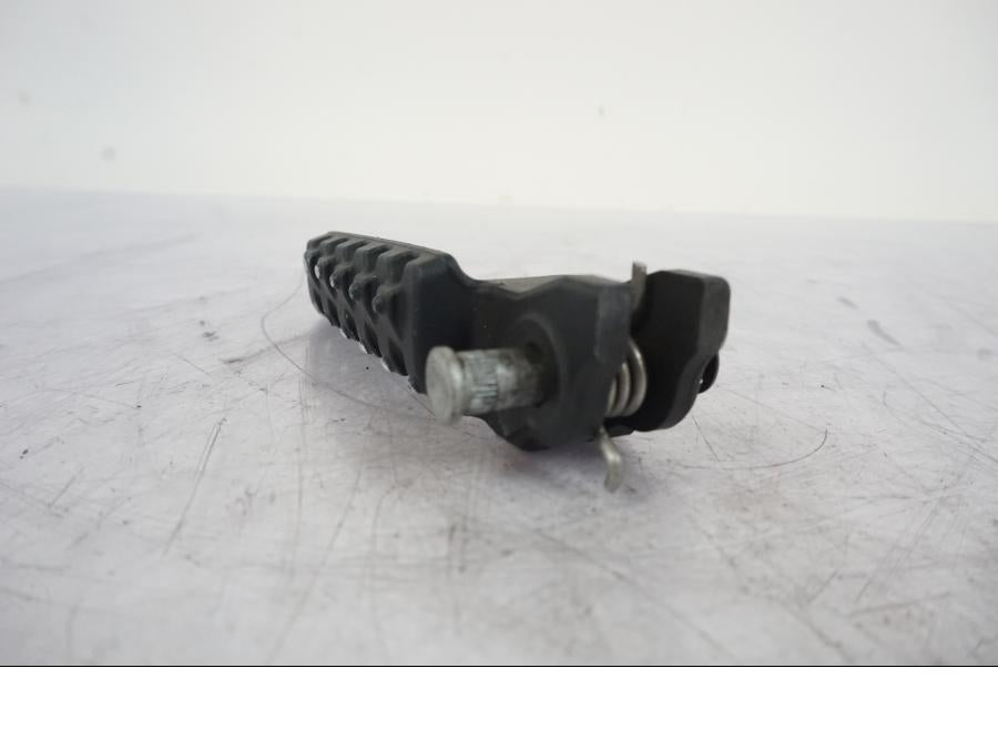 Snett nerifrån på Fotpinne från en KTM 1290 Super Duke -2019 motorcykel.