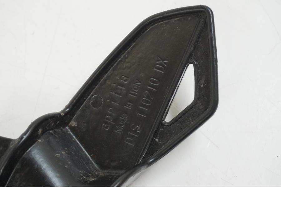 Extrabild2 på Fotpinnehälskydd från en Aprilia RS 125 -2008 motorcykel.