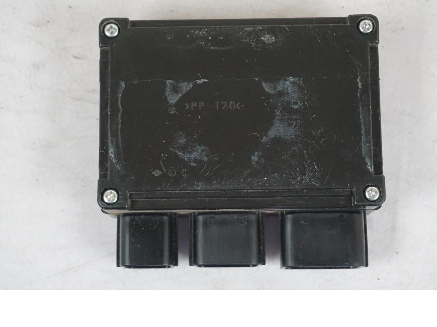 Snett uppifrån på Reläbox från en Kawasaki Z 900 -2019 motorcykel.