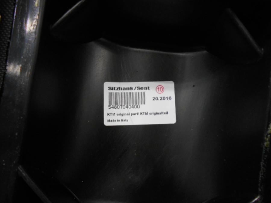 Snett uppifrån på Sadel från en KTM 125 EXC -2005 motorcykel.