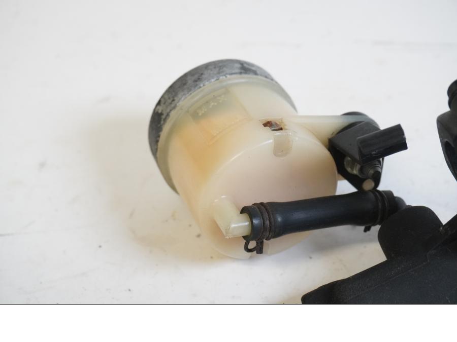 Snett uppifrån på Bromshuvudcylinder från en Aprilia SL 1000 Falco -2000 motorcykel.