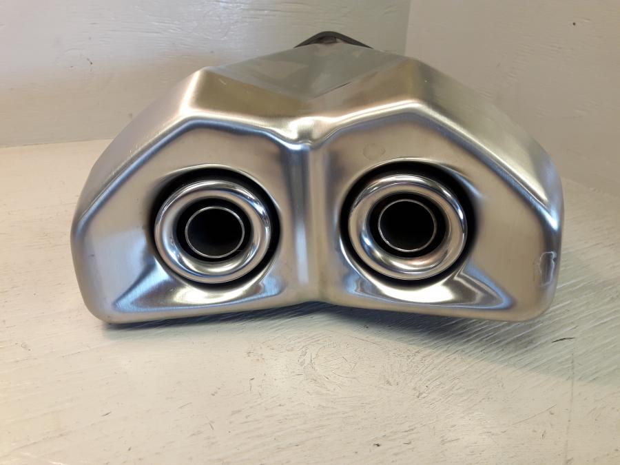 Höger sida på Ljuddämpare från en Kawasaki Z 1000 -2019 motorcykel.