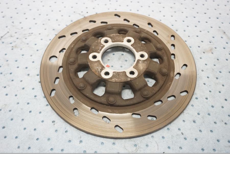 Baksidan på Bromsskiva från en Suzuki GSX 550 -1985 motorcykel.