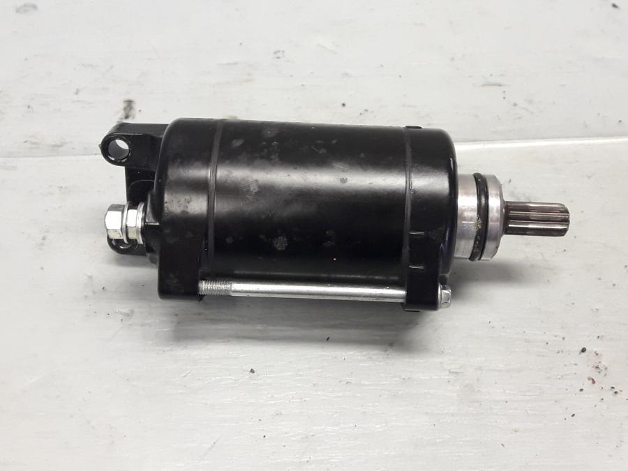 Framsidan på Startmotor från en Kawasaki Z 1000 -2013 motorcykel.