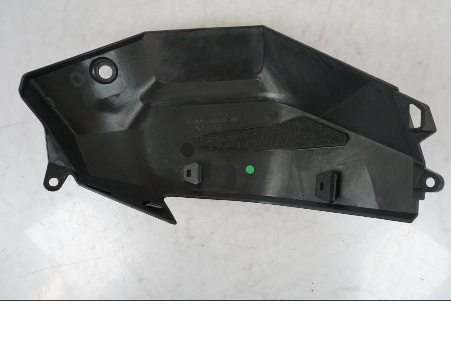 Snett nerifrån på Tankkåpa från en KTM 1290 Super Adventure -2023 motorcykel.