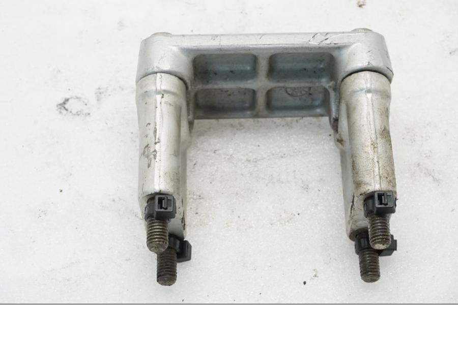 Vänster sida på Styrfäste från en Ducati Monster 600 -2001 motorcykel.