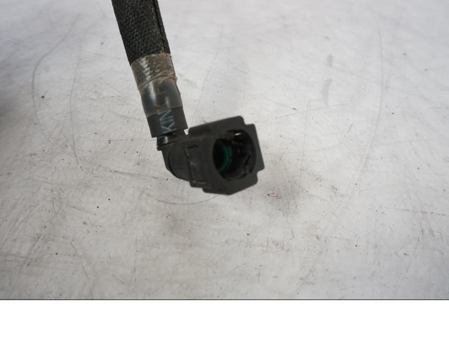 Vänster sida på Bensinledning från en Kawasaki VN 1500 -2003 motorcykel.