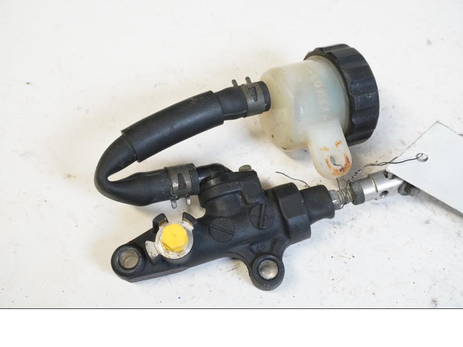 Baksidan på Bromshuvudcylinder från en Yamaha YZF R6 -2000 motorcykel.