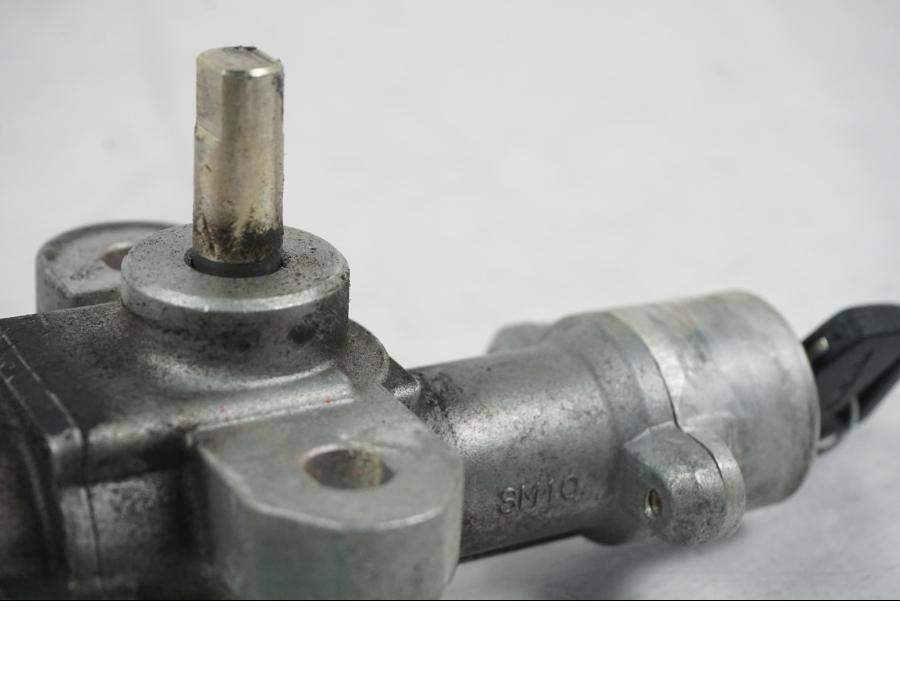 Extrabild6 på <p>Låssats från Suzuki VL 800 2004.</p>
<p>Tändningslås, tanklock, hjälmlås, lucklås och 2st nycklar.</p> motorcykel.