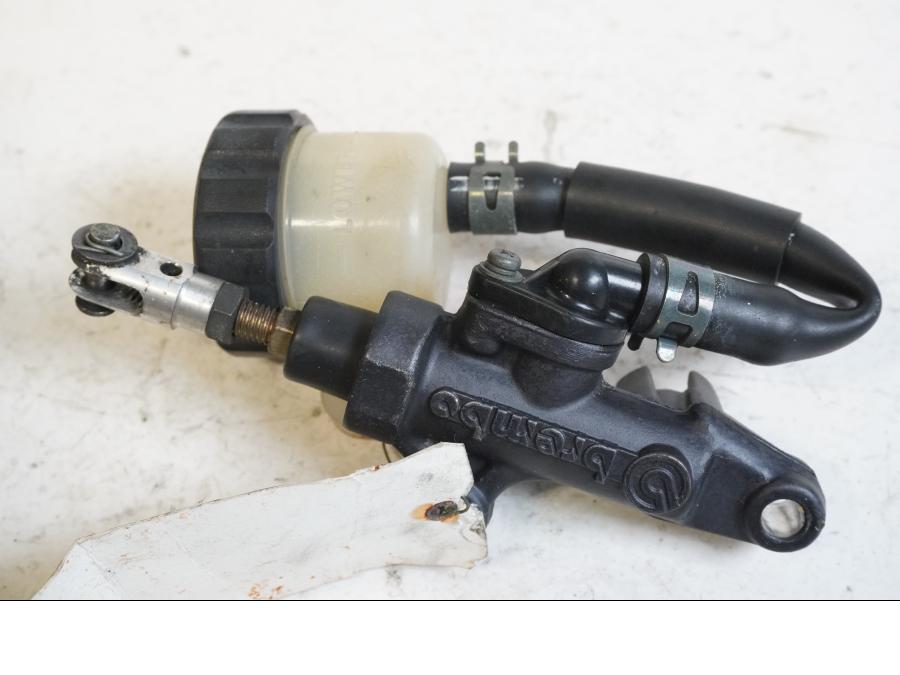 Baksidan på Bromshuvudcylinder från en Yamaha YZF R6 -1999 motorcykel.