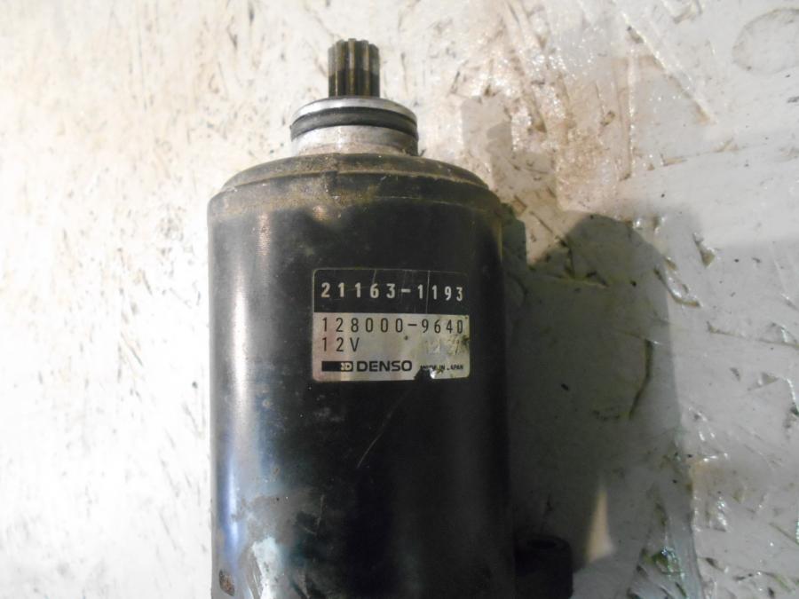 Baksidan på Startmotor från en Kawasaki ZXR 750 -1994 motorcykel.