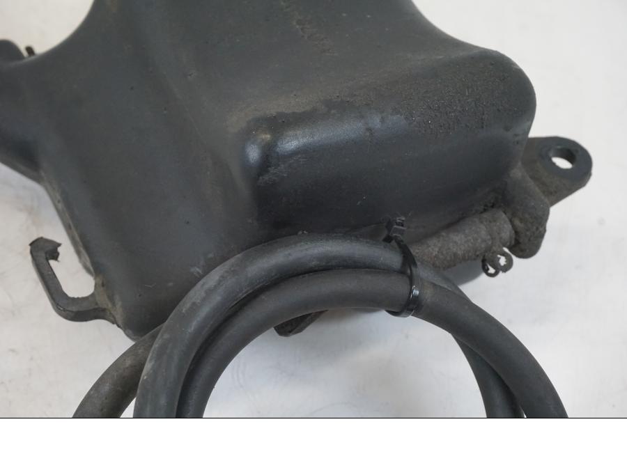 Extrabild1 på Vattenxpansionskärl från en Kawasaki VN 800 -2000 motorcykel.