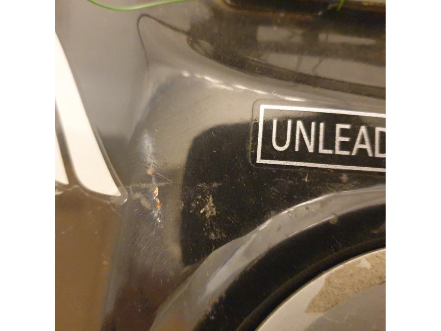 Extrabild1 på <p>Bensintank från en Honda CBR 125 R 2004, med tanklock utan nyckel;rost angrepp runt </p>
<p>tanklocksöppning, repor och skalv finns.</p> motorcykel.