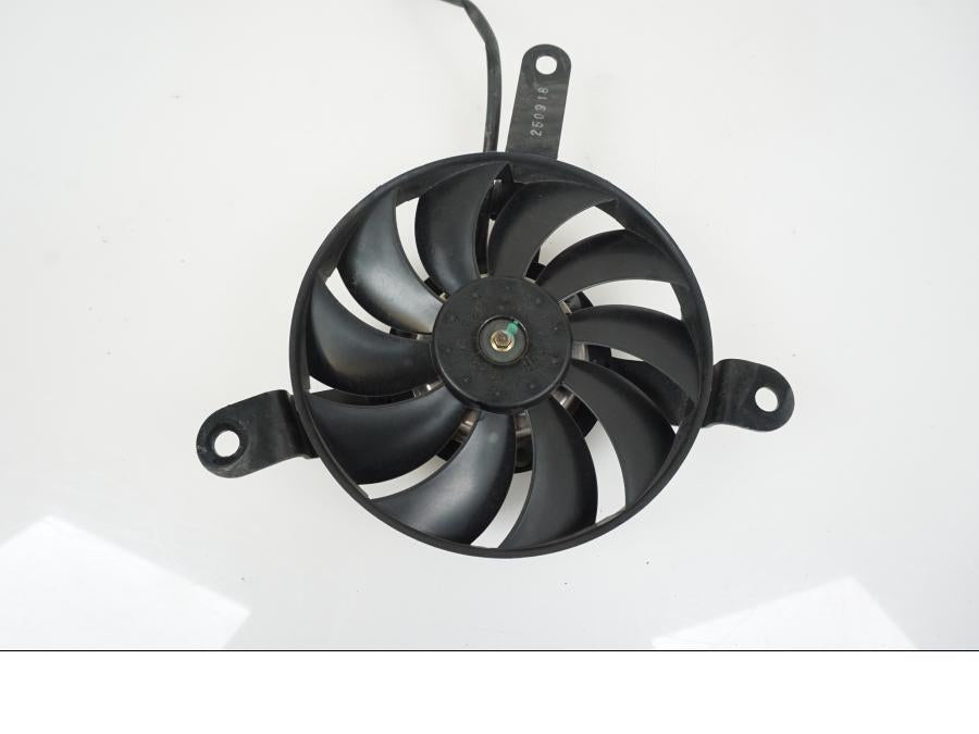 Baksidan på Vattenkylfläkt från en Ducati Monster 1200 -2019 motorcykel.