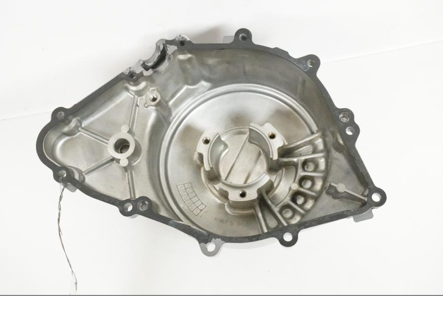 Vänster sida på Generatorkåpa från en Yamaha FJR 1300 -2005 motorcykel.