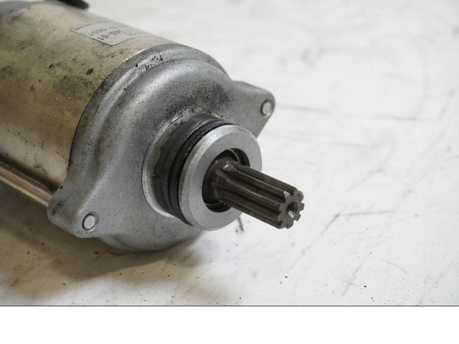 Baksidan på Startmotor från en BMW S 1000 RR -2015 motorcykel.