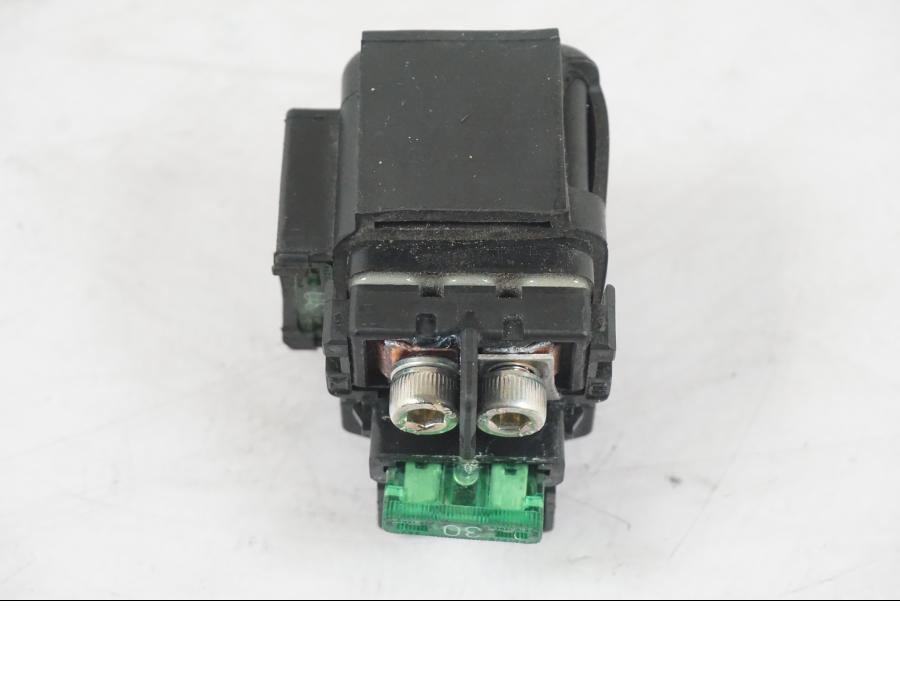 Snett nerifrån på Startrelä från en Kawasaki ZZ-R 1400 -2009 motorcykel.