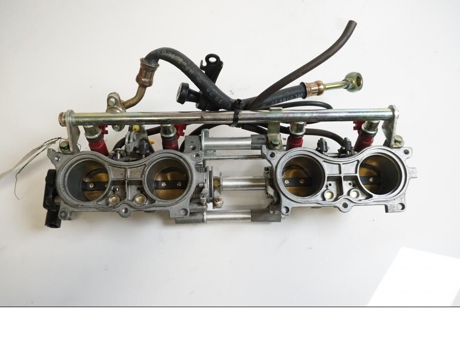 Baksidan på Spjällhus från en Honda CB 1300 F -2004 motorcykel.