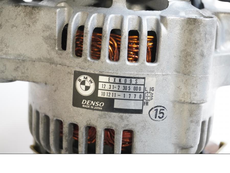 Höger sida på Generator från en BMW K 1200 R -2006 motorcykel.