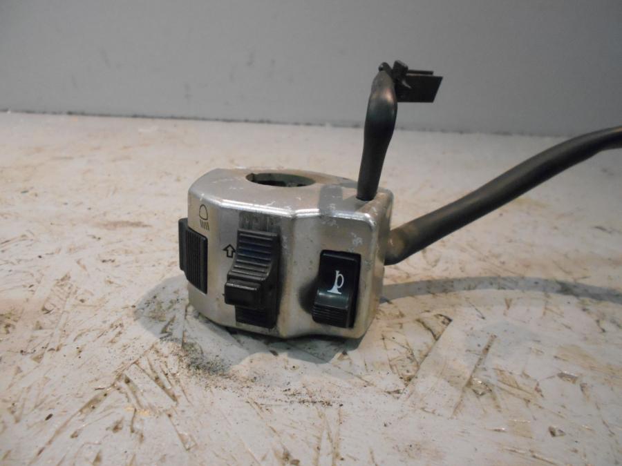 Höger sida på Styrelreglage från en Suzuki VZ 800 -2000 motorcykel.