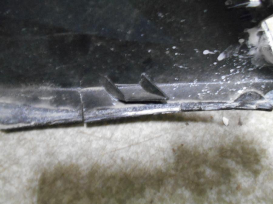 Snett nerifrån på <p>Bakvinge höger från Honda CBR 900 RR 1999.</p>
<p>Spricka baktill se bild.</p> motorcykel.