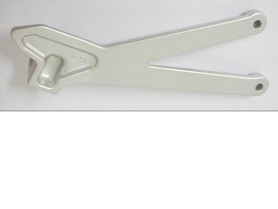 Baksidan på Fotpinnefäste från en KTM 690 SMCR -2021 motorcykel.