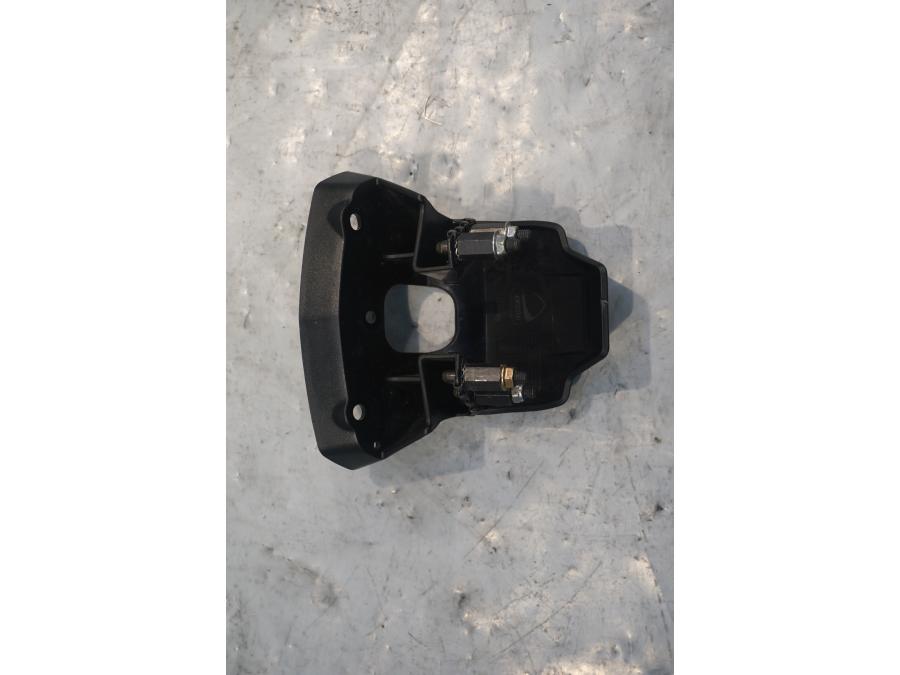 Baksidan på Instrumentpanelsfäste från en Ducati Diavel -2015 motorcykel.