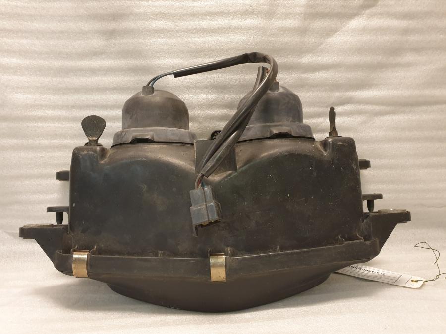 Snett nerifrån på Strålkastare från en Kawasaki ZX-9R -1994 motorcykel.