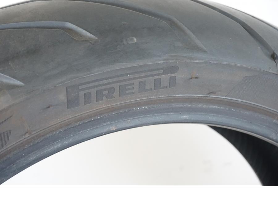 Höger sida på <p>Begagnad däck av märket Pirelli och modell Gran Turismo Angel GT.</p>
<p>Dimension 180/55 ZR 17 M/C (73W). </p>
<p>Mönsterdjup ca: (5,30mm i mitten) (4,35mm yttre däck) ca 80% kvar.</p>
<p>Tillv 1821.</p>
<p>Mindre märke finns se bild.</p> moped.