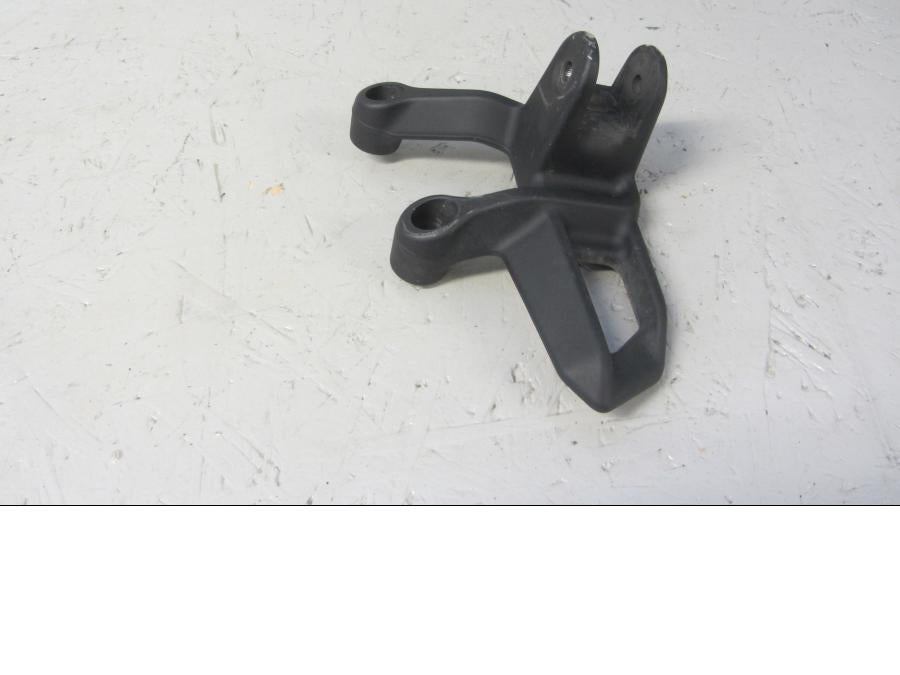 Höger sida på Fotpinnefäste från en KTM 1290 Super Adventure -2018 motorcykel.