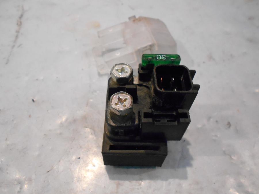 Framsidan på Startrelä från en Suzuki DL 650 -2013 motorcykel.