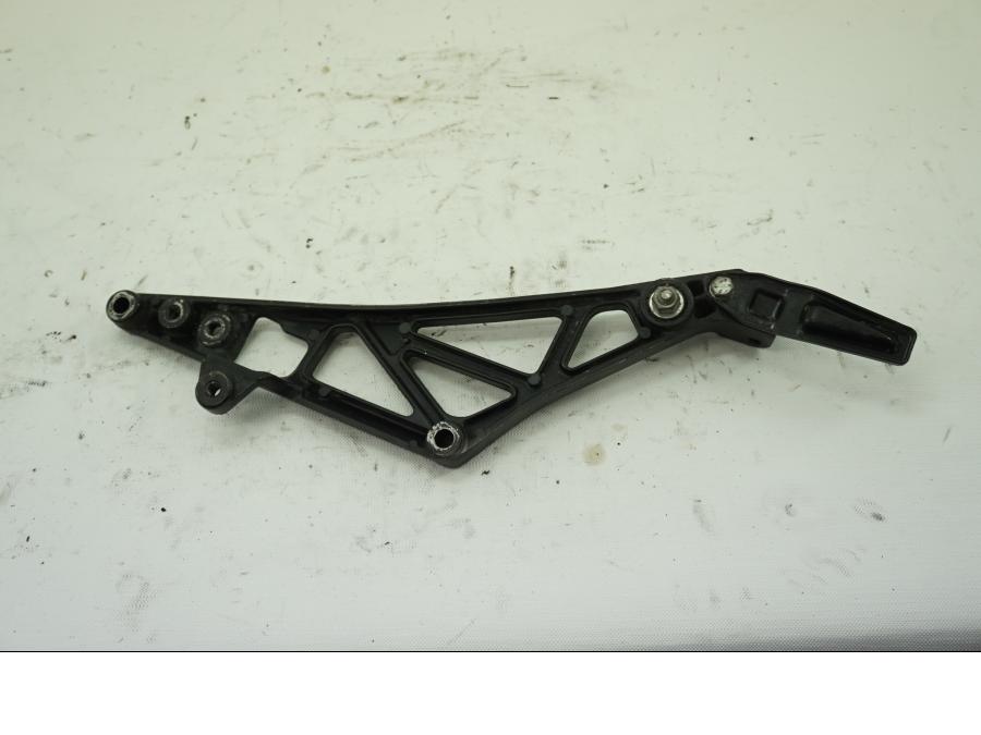 Baksidan på Fotpinnefäste från en Suzuki GSX 1100 EF -1985 motorcykel.