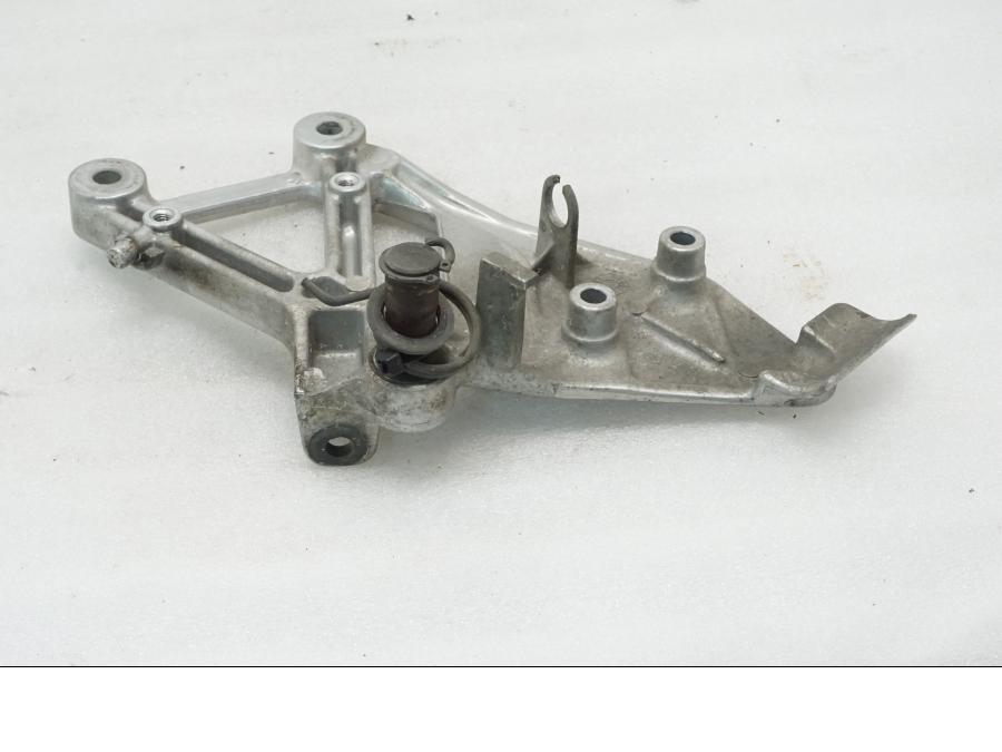 Baksidan på Fotpinnefäste från en Honda VFR 750 -1990 motorcykel.