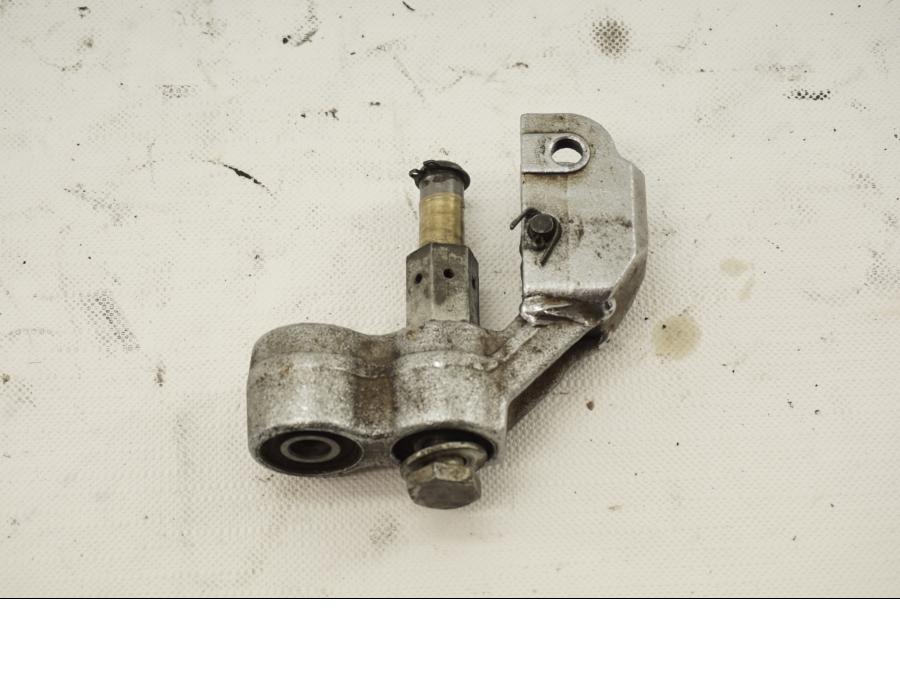 Baksidan på Fotpinnefäste från en Suzuki GSX 1100 EF -1985 motorcykel.