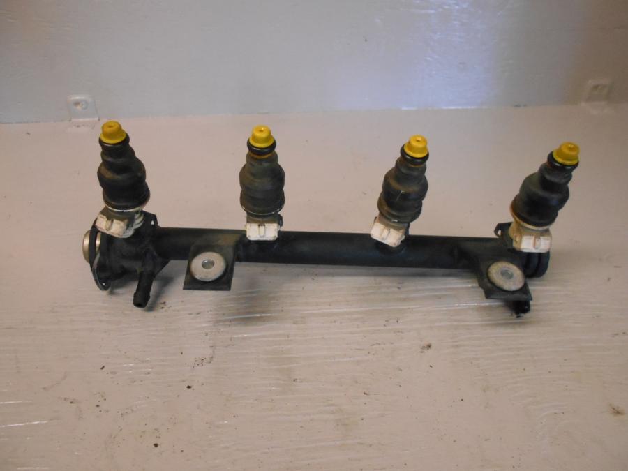 Baksidan på Fuel Rail från en BMW K 1200 LT -2007 motorcykel.