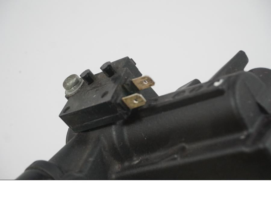 Snett nerifrån på Bromshuvudcylinder från en Yamaha XJ 6 -2011 motorcykel.