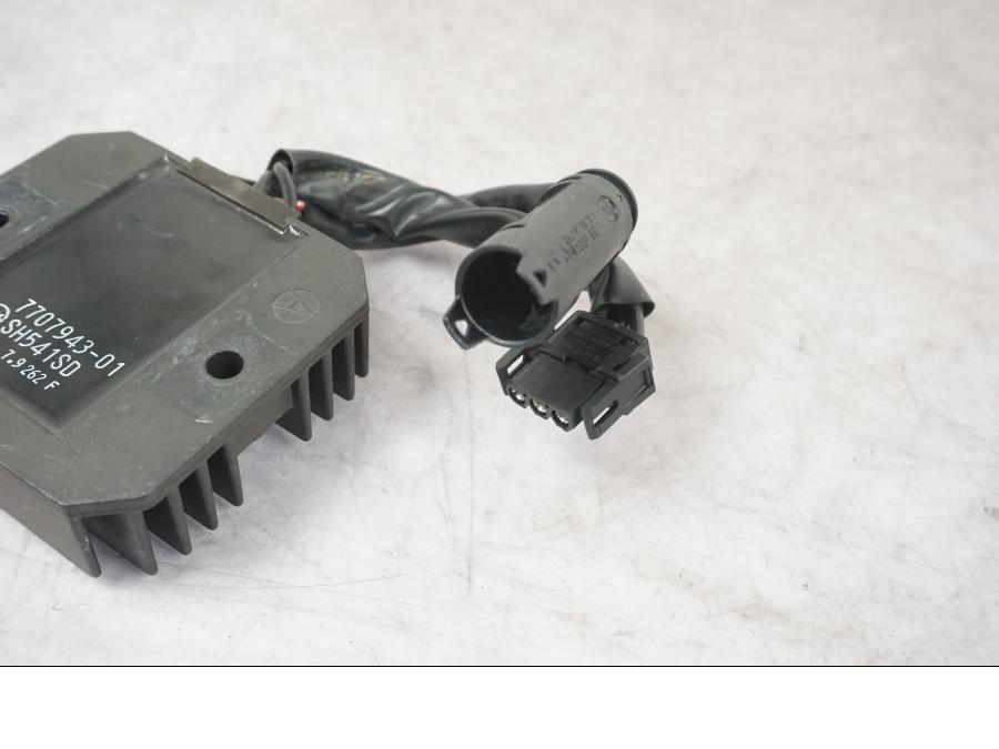 Snett uppifrån på Likriktare från en BMW F 800 R -2018 motorcykel.