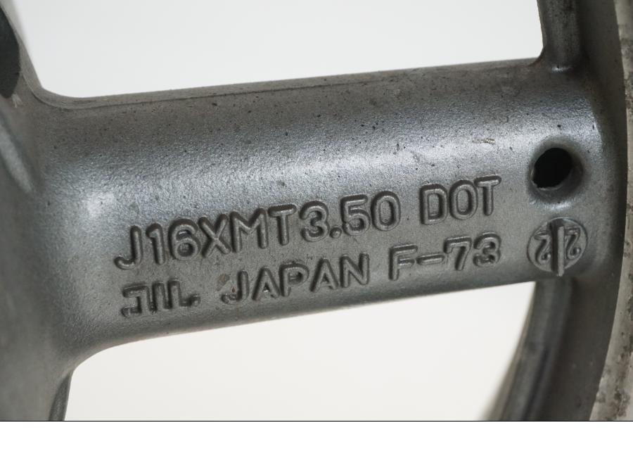 Snett uppifrån på Fälg från en Yamaha XVZ 1300 -1997 motorcykel.