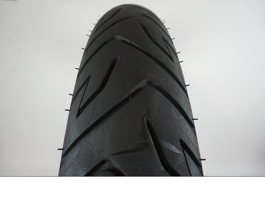 Baksidan på <p>Däck: Bridgestone Battlax Adventure A41.</p>
<p>Dimension: 90/90-V21 M/C (54V).</p>
<p>Tillv. 3721.</p>
<p>Mönsterdjup: ca. 80 %.</p> motorcykel.