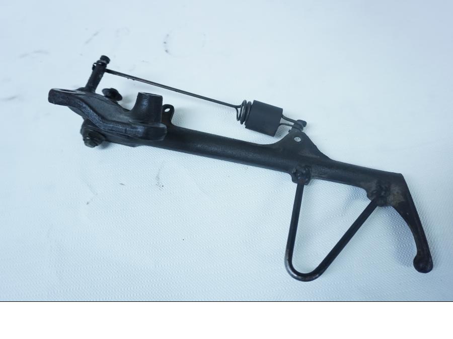 Baksidan på Sidostöd från en Honda VFR 750 -1992 motorcykel.