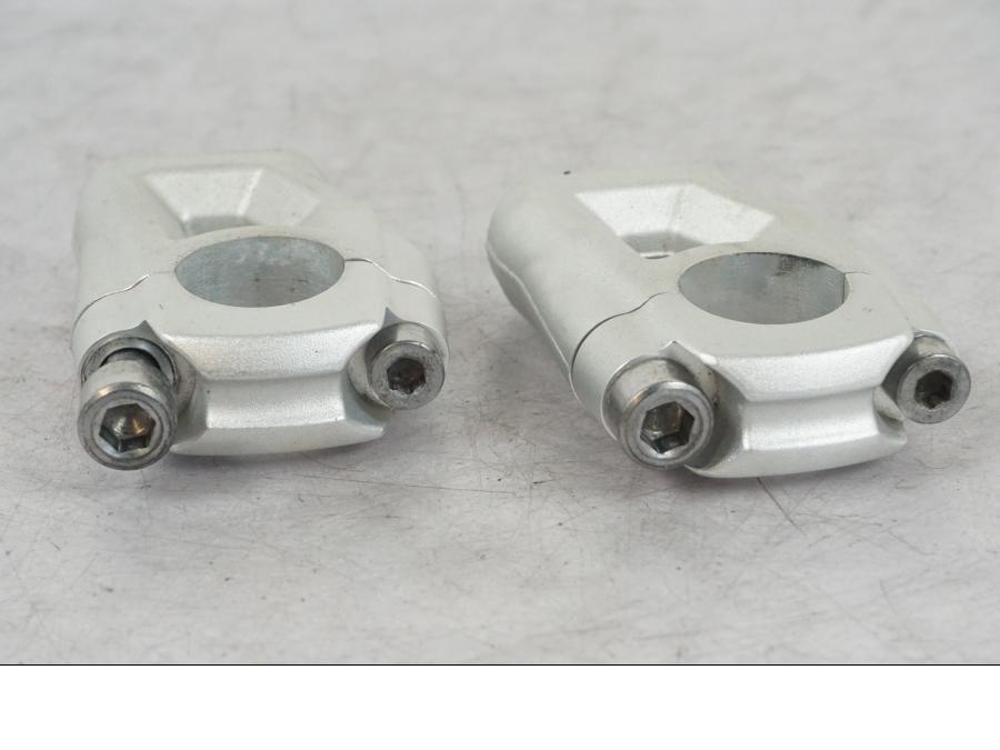 Extrabild1 på Styrfäste från en Triumph Tiger Explorer -2013 motorcykel.