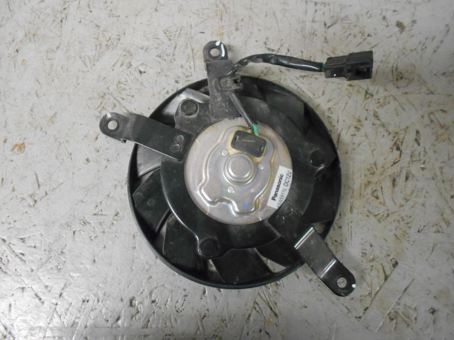 Baksidan på Vattenkylfläkt från en Triumph Tiger 800 -2016 motorcykel.