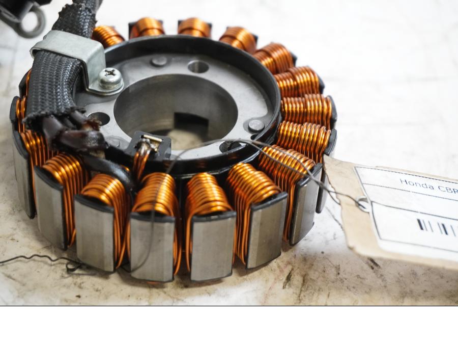 Baksidan på Generator från en Honda CBR 125 R -2011 motorcykel.