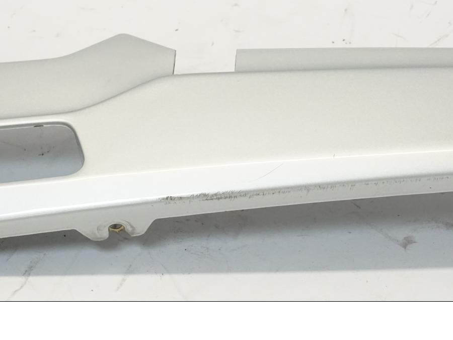 Snett nerifrån på Bakvinge från en BMW R 1150 RS -2004 motorcykel.