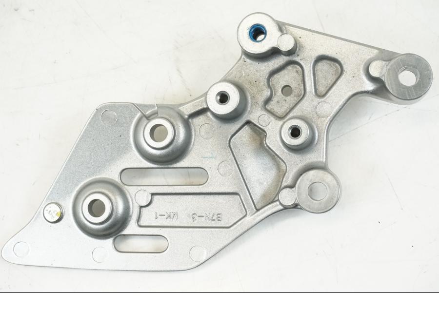 Vänster sida på Fotpinnefäste från en Yamaha MT-09 -2021 motorcykel.