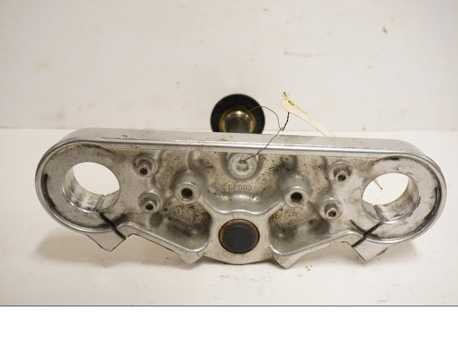 Baksidan på Gaffelkrona från en Triumph America -2004 motorcykel.