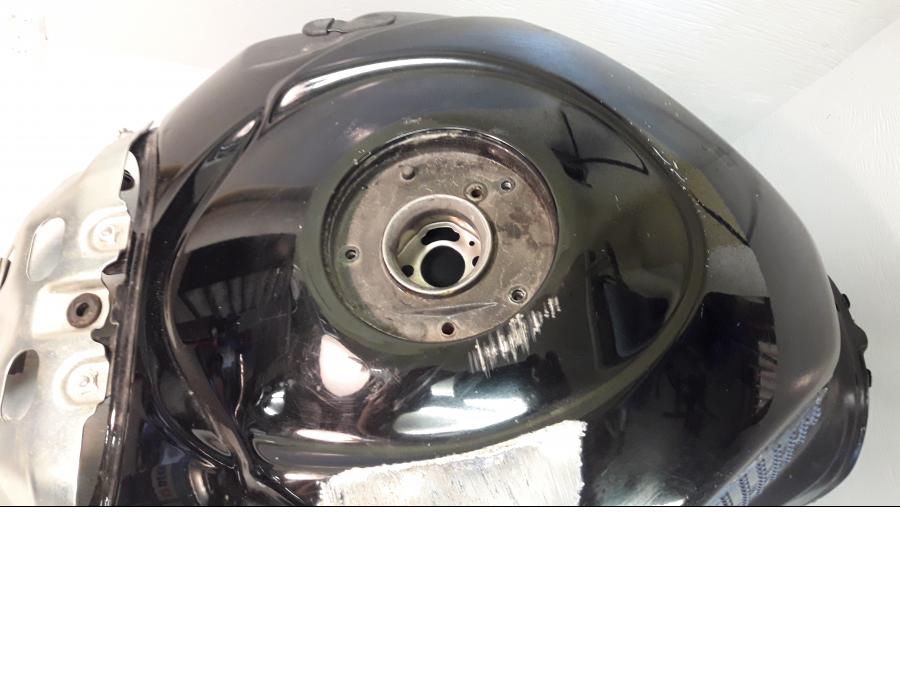 Snett nerifrån på Bensintank från en Suzuki GSX-R 1000 -2008 motorcykel.