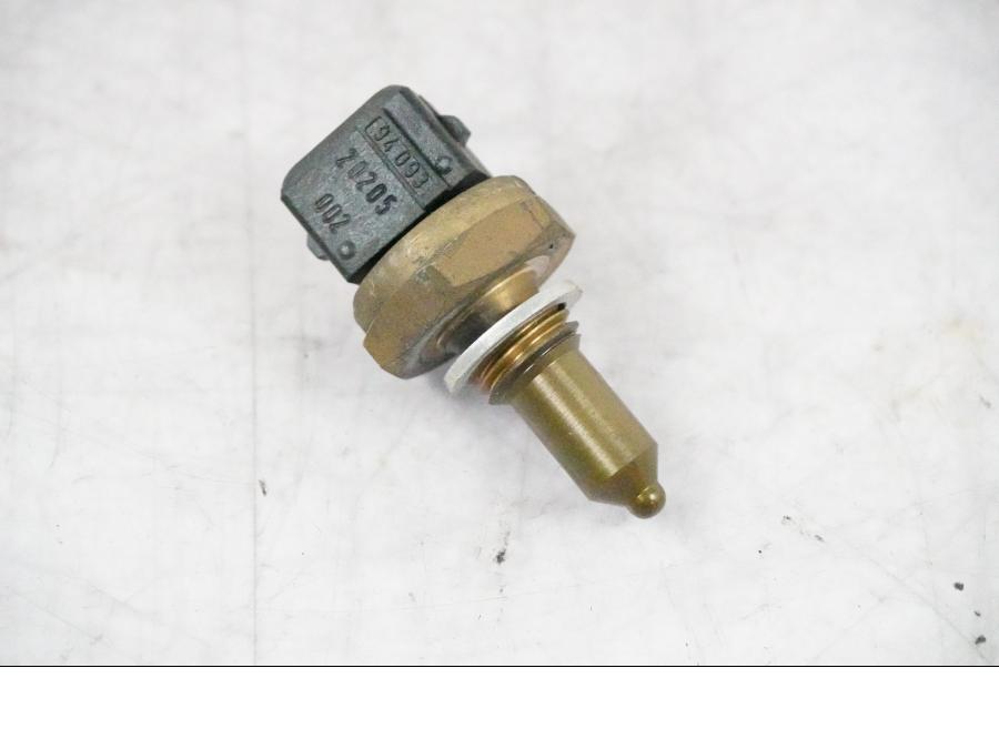 Baksidan på Vattenkylgivare från en BMW K 1200 S -2005 motorcykel.